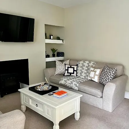 بيت للعطل Queen's Cottage, *