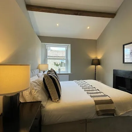 Queen's Cottage, 펜션